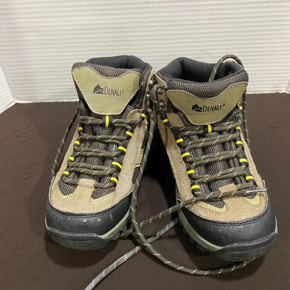 Khaki and green Denali size 4 hiking boots . SKU319. hikingboots